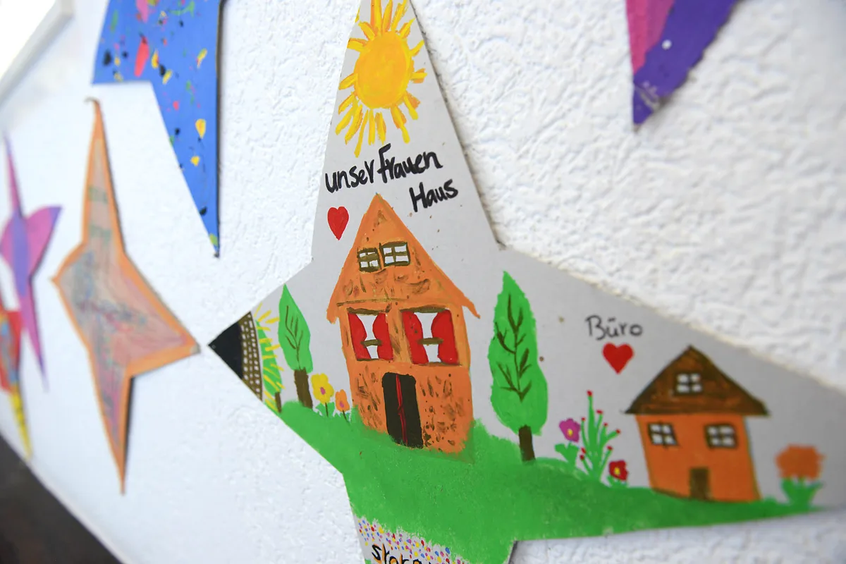 Eine Kinderzeichnung zeigt Häuser auf einem Stern.